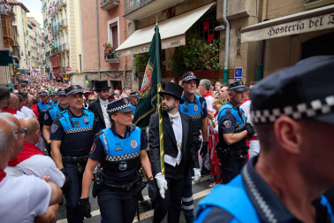 Momentos de tensión al paso de la corporación municipal en las calles Curia y San Saturnino /