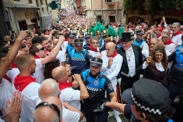 Momentos de tensión al paso de la corporación municipal en las calles Curia y San Saturnino /