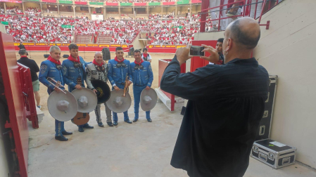Chuchin Ibáñez se prepara para amenizar los minutos previos al cuarto encierro