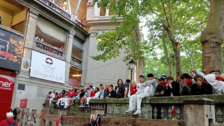 Espectadores en el callejón
