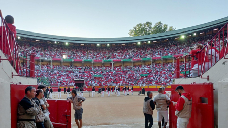 Carpinteros preparados, dispositivo sanitario camino de sus puestos y la banda del Maestro Bravo que toca la pieza con letra 'Si te ha pillado el toro...'