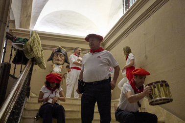 Fotos de la salida de la Comparsa de Gigantes y Cabezudos este 10 de julio de San Fermín 2025