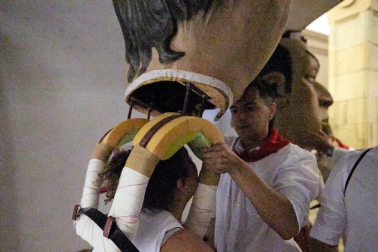 Fotos de la salida de la Comparsa de Gigantes y Cabezudos este 10 de julio de San Fermín 2025