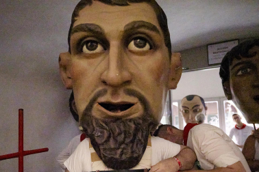 Fotos de la salida de la Comparsa de Gigantes y Cabezudos este 10 de julio de San Fermín 2025