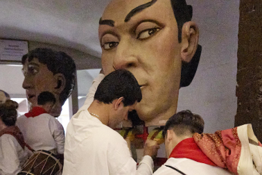 Fotos de la salida de la Comparsa de Gigantes y Cabezudos este 10 de julio de San Fermín 2025