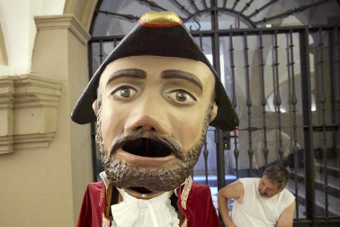 Fotos de la salida de la Comparsa de Gigantes y Cabezudos este 10 de julio de San Fermín 2025