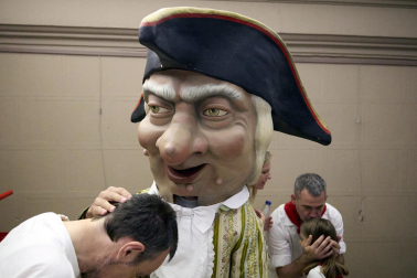 Fotos de la salida de la Comparsa de Gigantes y Cabezudos este 10 de julio de San Fermín 2025