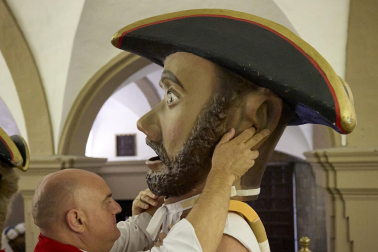 Fotos de la salida de la Comparsa de Gigantes y Cabezudos este 10 de julio de San Fermín 2025