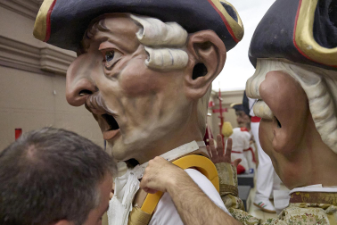 Fotos de la salida de la Comparsa de Gigantes y Cabezudos este 10 de julio de San Fermín 2025