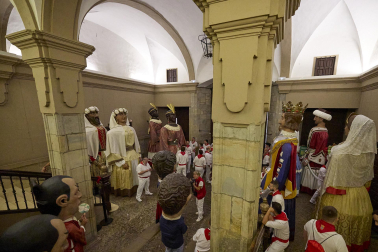 Fotos de la salida de la Comparsa de Gigantes y Cabezudos este 10 de julio de San Fermín 2025