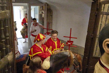 Fotos de la salida de la Comparsa de Gigantes y Cabezudos este 10 de julio de San Fermín 2025
