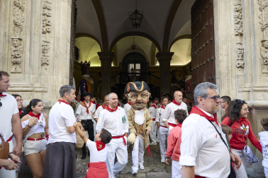Fotos de la salida de la Comparsa de Gigantes y Cabezudos este 10 de julio de San Fermín 2025