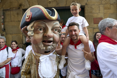 Fotos de la salida de la Comparsa de Gigantes y Cabezudos este 10 de julio de San Fermín 2025