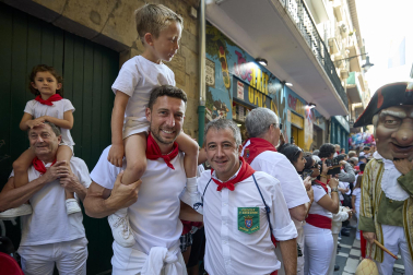 Fotos de la salida de la Comparsa de Gigantes y Cabezudos este 10 de julio de San Fermín 2025
