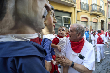 Fotos de la salida de la Comparsa de Gigantes y Cabezudos este 10 de julio de San Fermín 2025