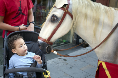 Fotos de la salida de la Comparsa de Gigantes y Cabezudos este 10 de julio de San Fermín 2025