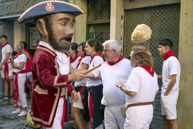 Fotos de la salida de la Comparsa de Gigantes y Cabezudos este 10 de julio de San Fermín 2025