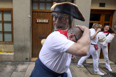Fotos de la salida de la Comparsa de Gigantes y Cabezudos este 10 de julio de San Fermín 2025