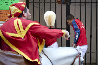 Fotos de la salida de la Comparsa de Gigantes y Cabezudos este 10 de julio de San Fermín 2025