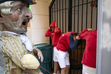 Fotos de la salida de la Comparsa de Gigantes y Cabezudos este 10 de julio de San Fermín 2025