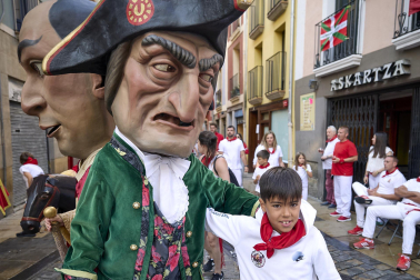Fotos de la salida de la Comparsa de Gigantes y Cabezudos este 10 de julio de San Fermín 2025