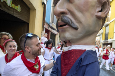 Fotos de la salida de la Comparsa de Gigantes y Cabezudos este 10 de julio de San Fermín 2025