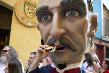 Fotos de la salida de la Comparsa de Gigantes y Cabezudos este 10 de julio de San Fermín 2025