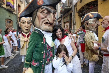 Fotos de la salida de la Comparsa de Gigantes y Cabezudos este 10 de julio de San Fermín 2025