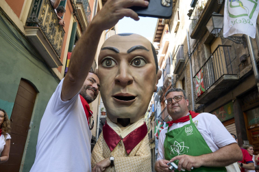 Fotos de la salida de la Comparsa de Gigantes y Cabezudos este 10 de julio de San Fermín 2025