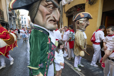 Fotos de la salida de la Comparsa de Gigantes y Cabezudos este 10 de julio de San Fermín 2025