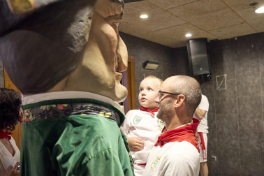 Fotos de la salida de la Comparsa de Gigantes y Cabezudos este 10 de julio de San Fermín 2025