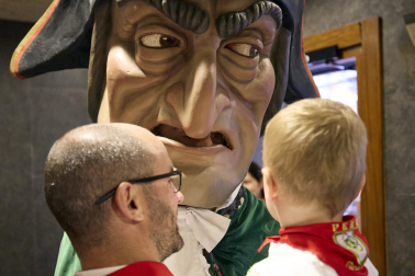Fotos de la salida de la Comparsa de Gigantes y Cabezudos este 10 de julio de San Fermín 2025