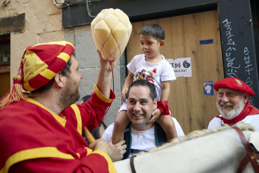 Fotos de la salida de la Comparsa de Gigantes y Cabezudos este 10 de julio de San Fermín 2025