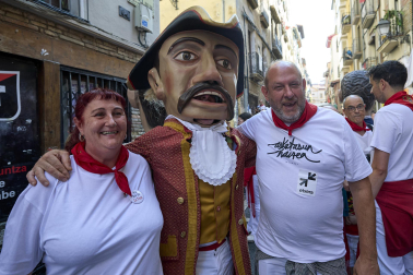 Fotos de la salida de la Comparsa de Gigantes y Cabezudos este 10 de julio de San Fermín 2025