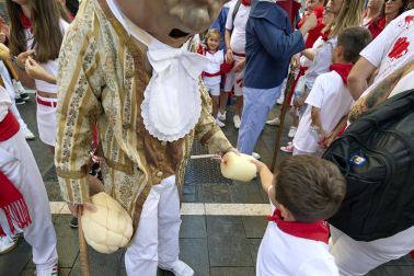 Fotos de la salida de la Comparsa de Gigantes y Cabezudos este 10 de julio de San Fermín 2025