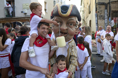 Fotos de la salida de la Comparsa de Gigantes y Cabezudos este 10 de julio de San Fermín 2025