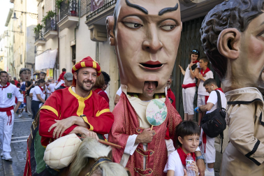 Fotos de la salida de la Comparsa de Gigantes y Cabezudos este 10 de julio de San Fermín 2025