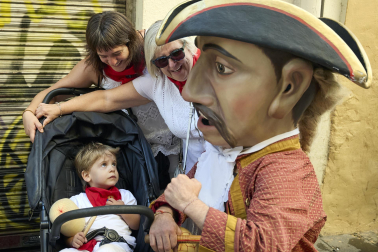Fotos de la salida de la Comparsa de Gigantes y Cabezudos este 10 de julio de San Fermín 2025