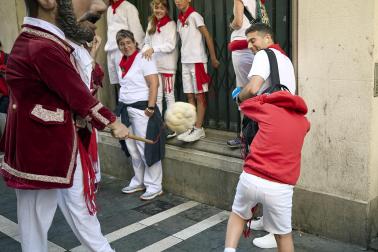 Fotos de la salida de la Comparsa de Gigantes y Cabezudos este 10 de julio de San Fermín 2025