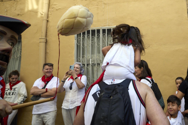 Fotos de la salida de la Comparsa de Gigantes y Cabezudos este 10 de julio de San Fermín 2025