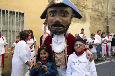 Fotos de la salida de la Comparsa de Gigantes y Cabezudos este 10 de julio de San Fermín 2025