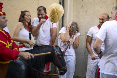 Fotos de la salida de la Comparsa de Gigantes y Cabezudos este 10 de julio de San Fermín 2025