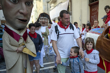 Fotos de la salida de la Comparsa de Gigantes y Cabezudos este 10 de julio de San Fermín 2025