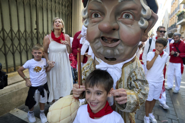 Fotos de la salida de la Comparsa de Gigantes y Cabezudos este 10 de julio de San Fermín 2025