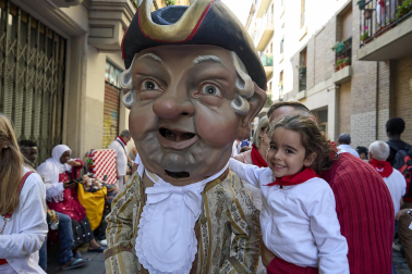Fotos de la salida de la Comparsa de Gigantes y Cabezudos este 10 de julio de San Fermín 2025