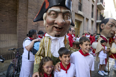 Fotos de la salida de la Comparsa de Gigantes y Cabezudos este 10 de julio de San Fermín 2025