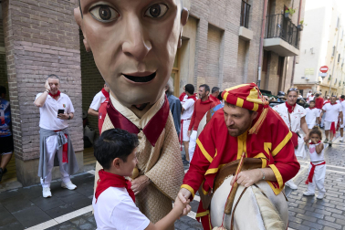 Fotos de la salida de la Comparsa de Gigantes y Cabezudos este 10 de julio de San Fermín 2025