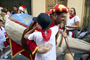 Fotos de la salida de la Comparsa de Gigantes y Cabezudos este 10 de julio de San Fermín 2025