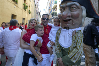 Fotos de la salida de la Comparsa de Gigantes y Cabezudos este 10 de julio de San Fermín 2025