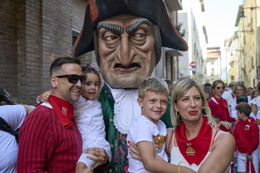 Fotos de la salida de la Comparsa de Gigantes y Cabezudos este 10 de julio de San Fermín 2025